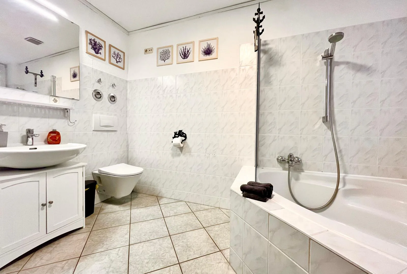 Helles Badezimmer mit Badewanne
