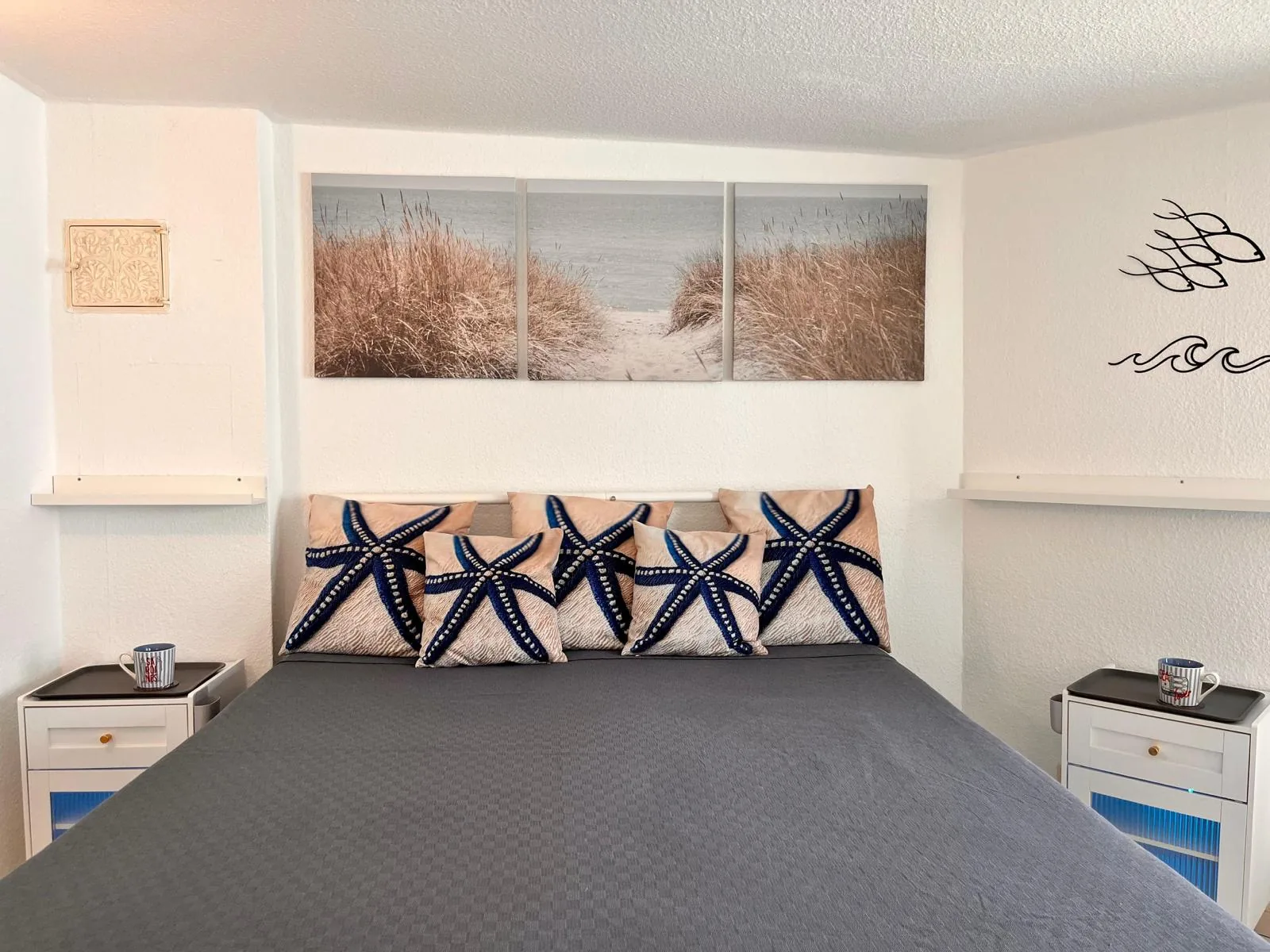 Bett mit maritimer Wanddekoration